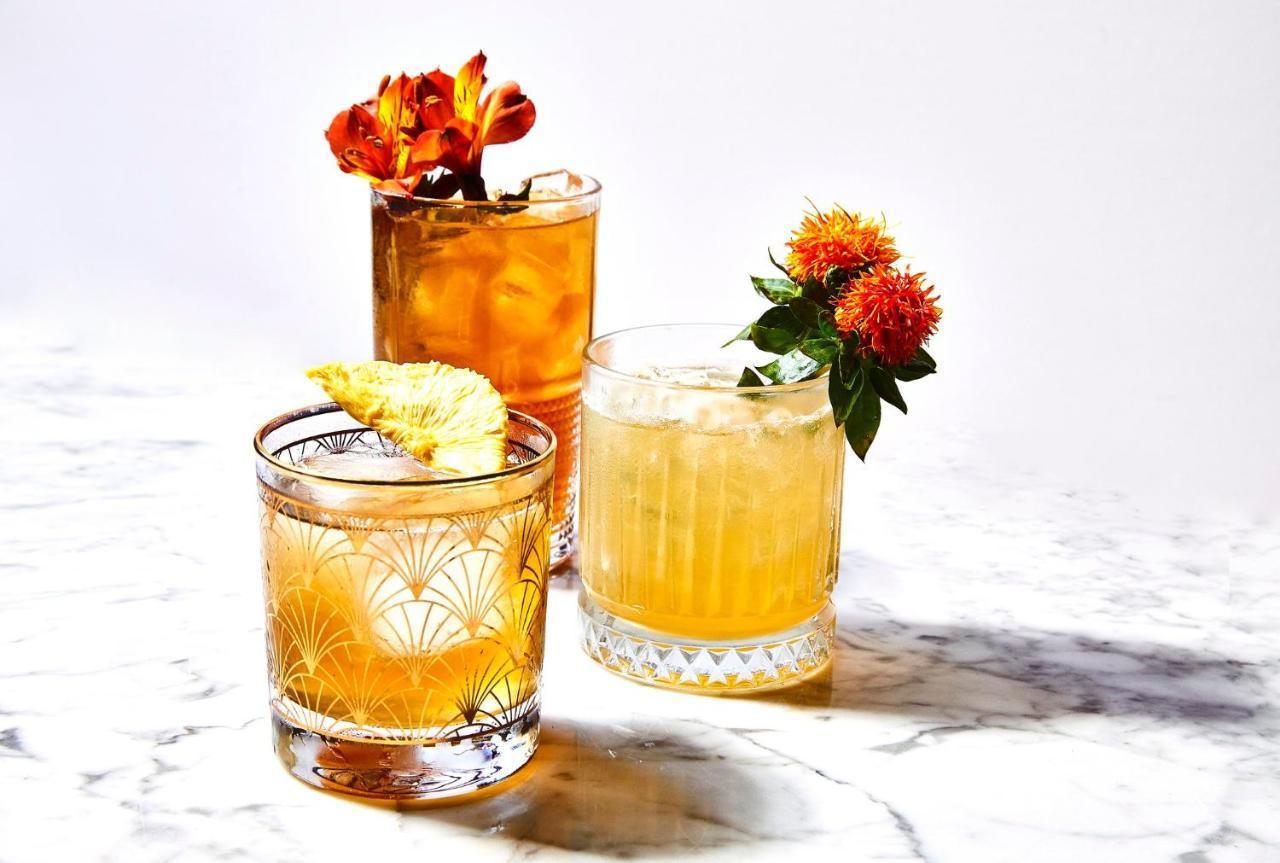 Abesq Doha Hotel And Residences, An Ihg Hotel المظهر الخارجي الصورة Three Old Fashioned cocktails