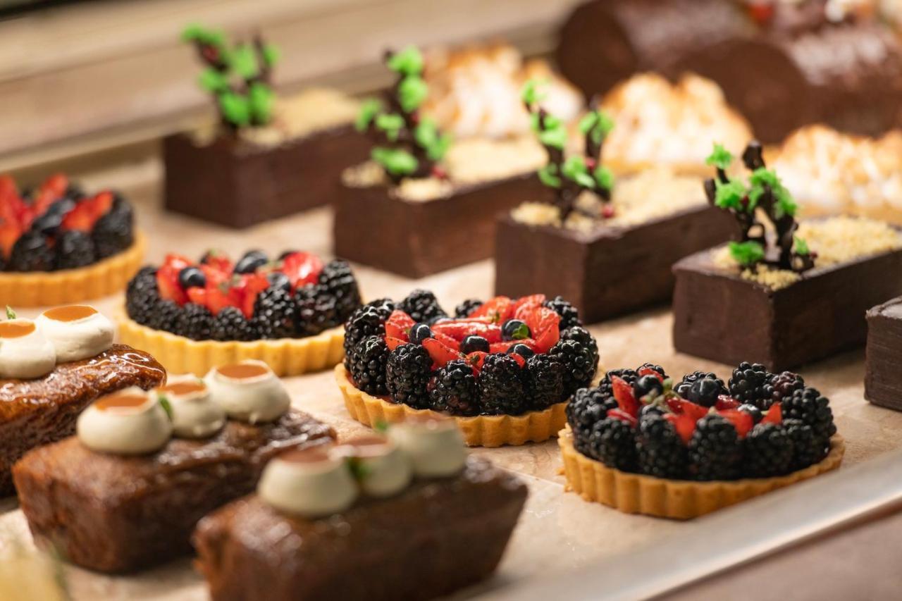 Abesq Doha Hotel And Residences, An Ihg Hotel المظهر الخارجي الصورة A selection of petits fours