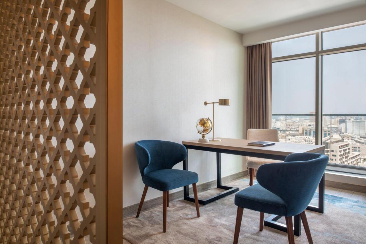 Abesq Doha Hotel And Residences, An Ihg Hotel المظهر الخارجي الصورة A work desk in a hotel room