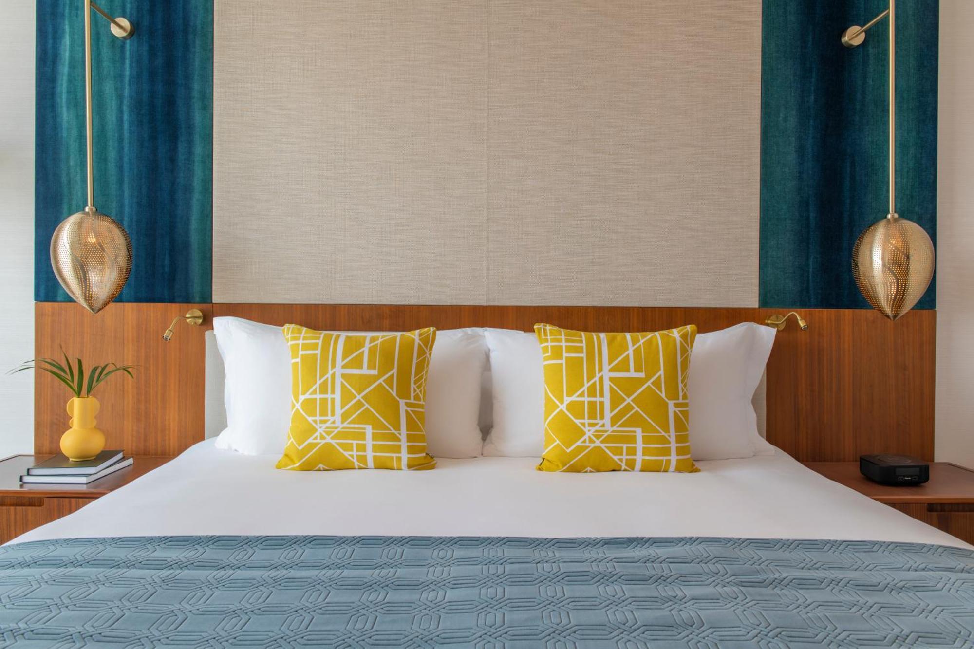 Abesq Doha Hotel And Residences, An Ihg Hotel المظهر الخارجي الصورة A bed with cushions