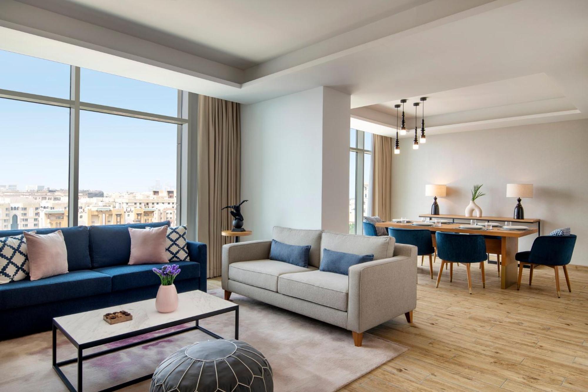 Abesq Doha Hotel And Residences, An Ihg Hotel المظهر الخارجي الصورة A living room at the hotel