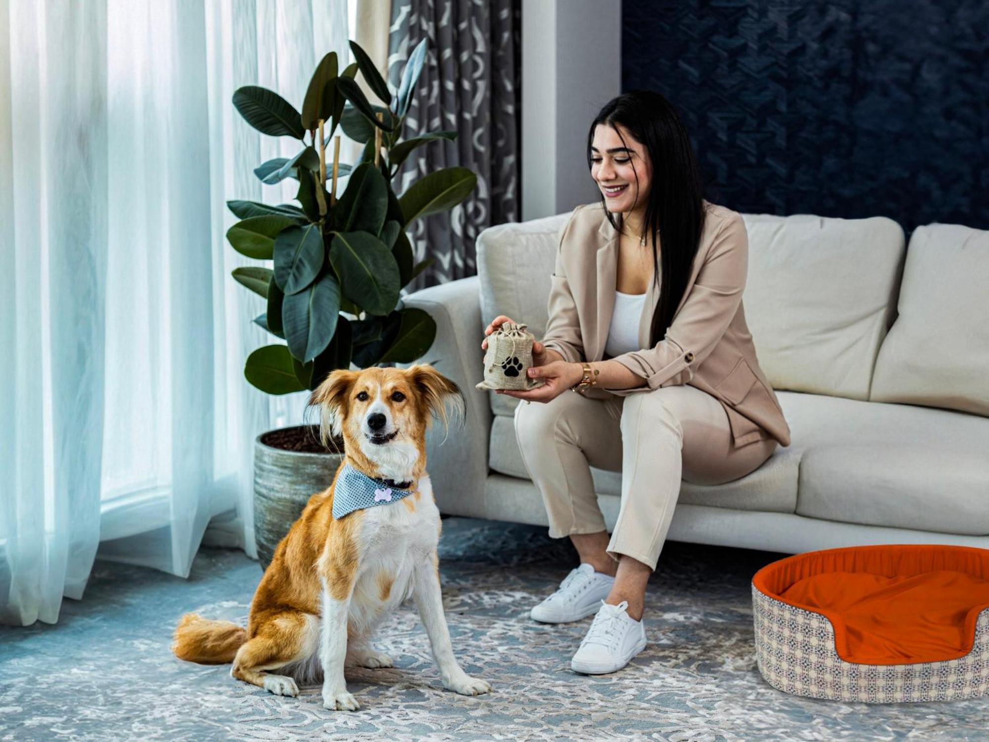 Abesq Doha Hotel And Residences, An Ihg Hotel المظهر الخارجي الصورة A dog with its owner
