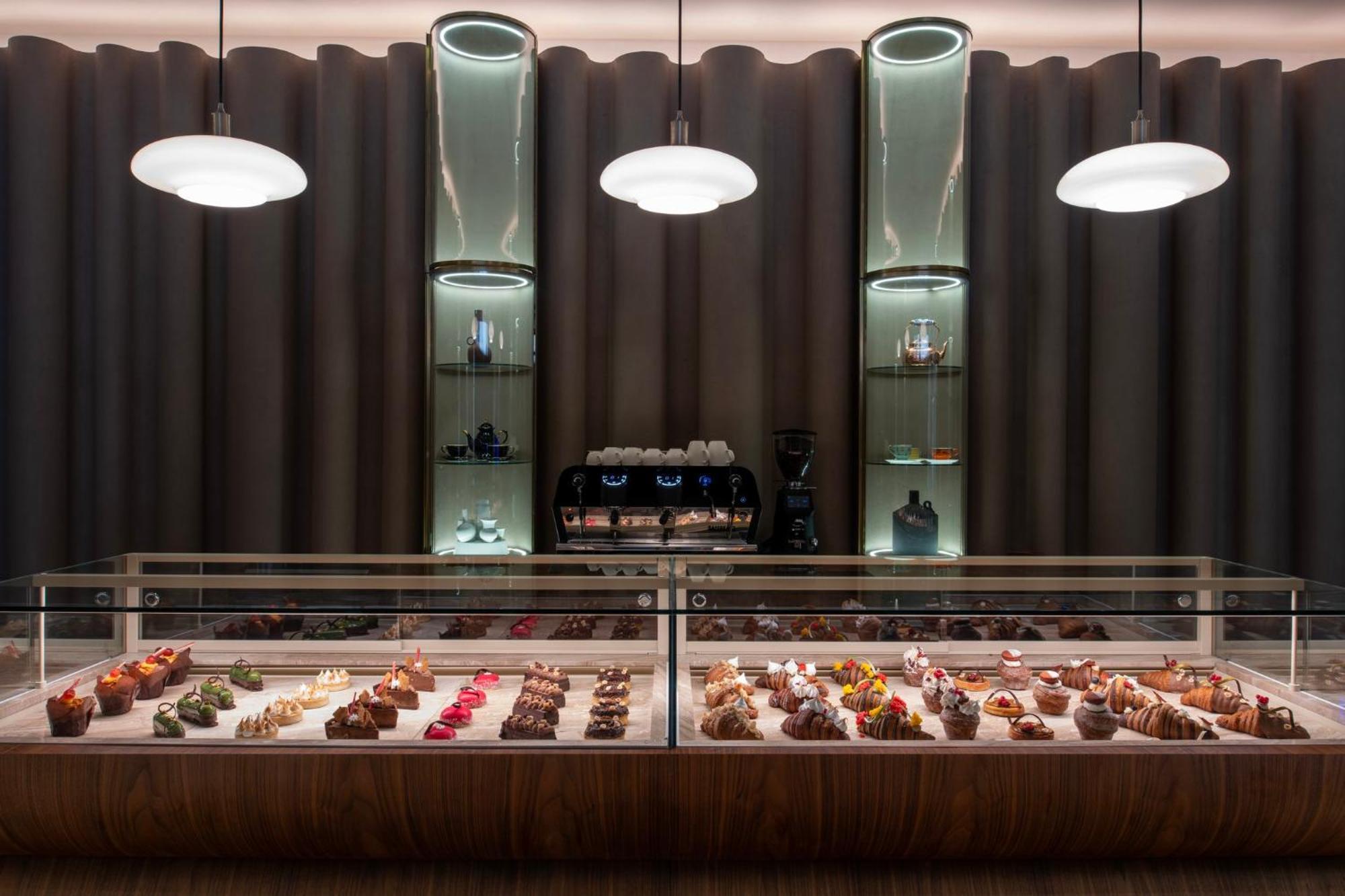 Abesq Doha Hotel And Residences, An Ihg Hotel المظهر الخارجي الصورة The interior of the café