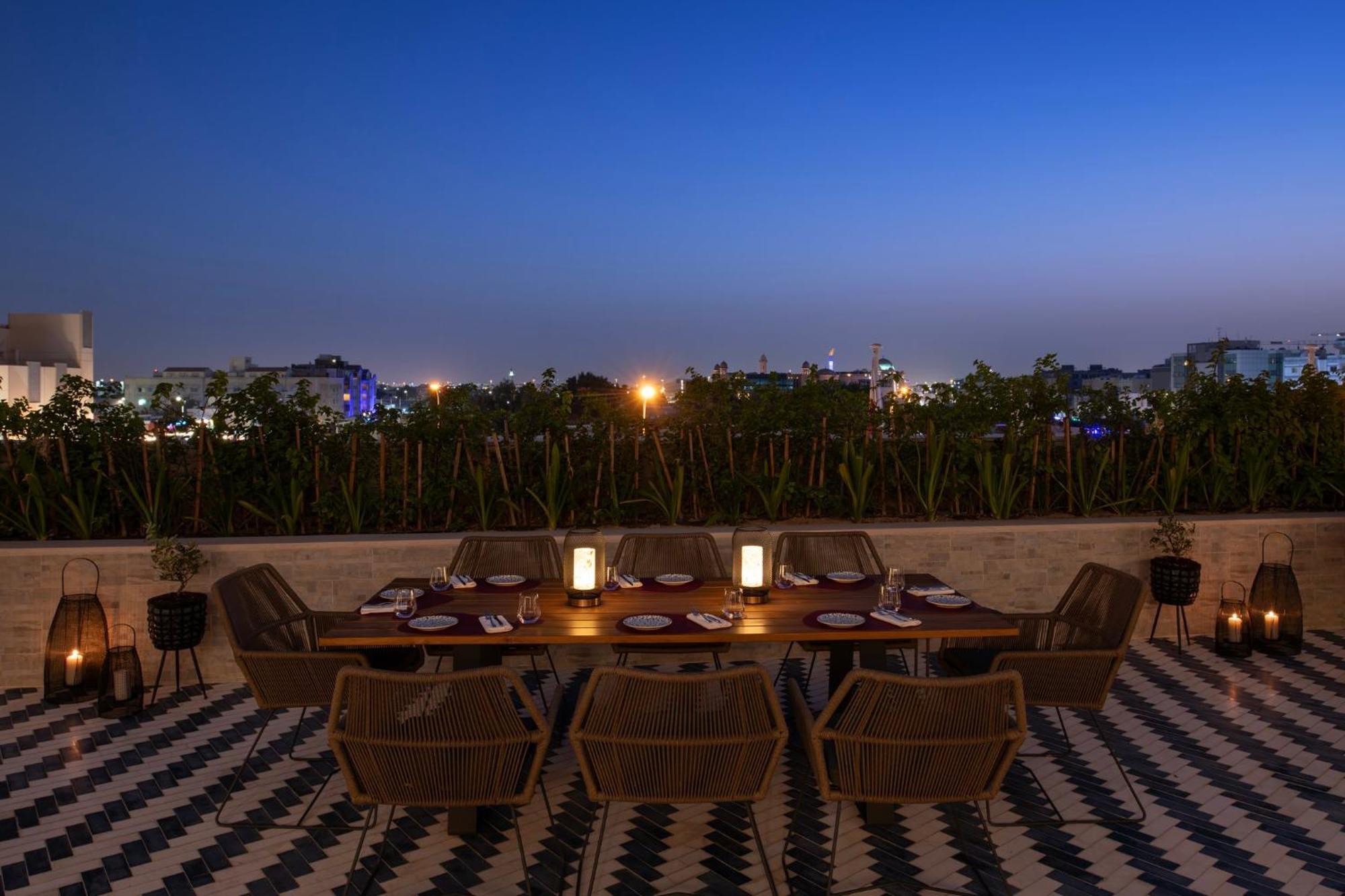 Abesq Doha Hotel And Residences, An Ihg Hotel المظهر الخارجي الصورة Rooftop dining at the Taj Mahal Palace