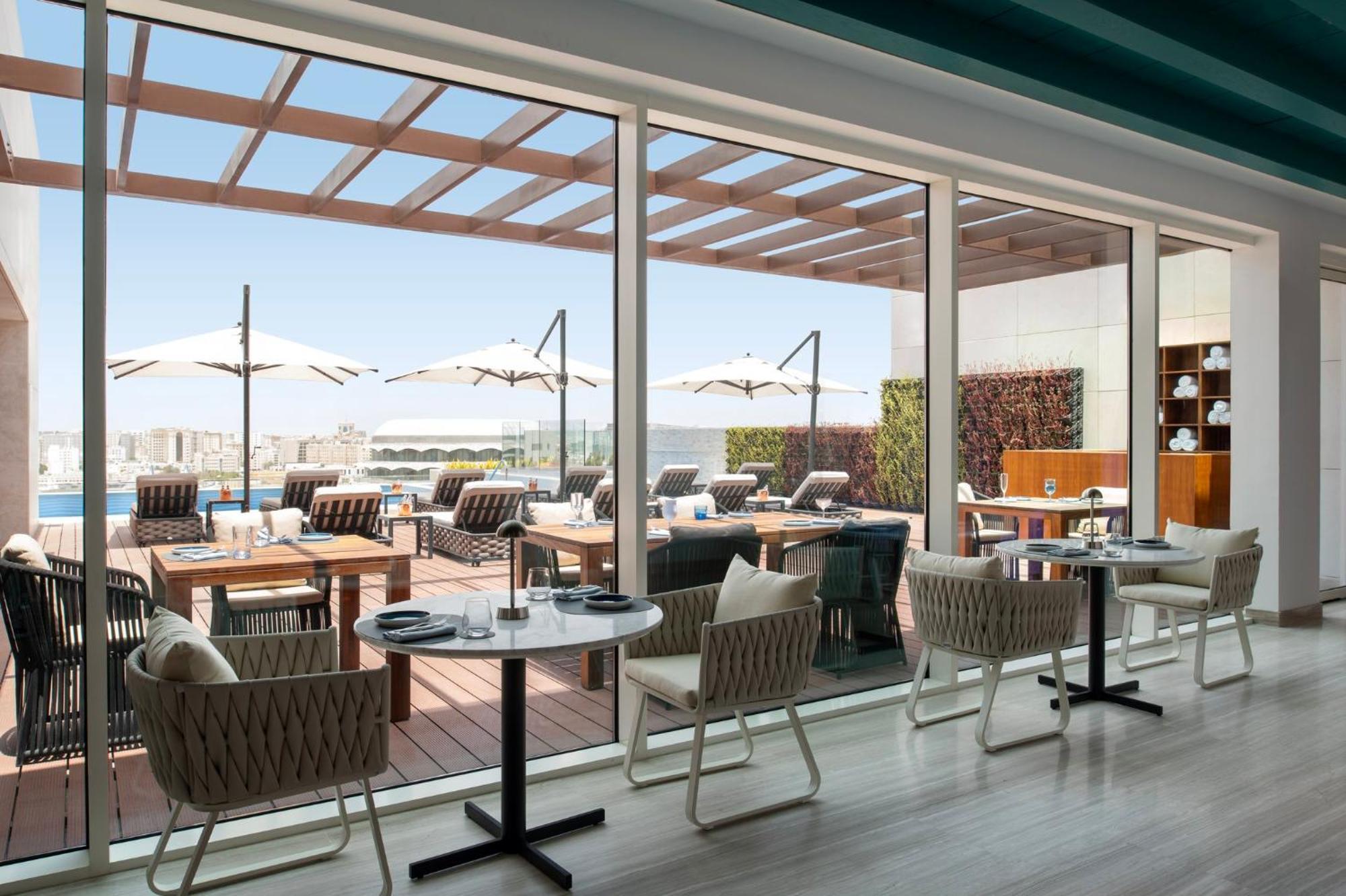 Abesq Doha Hotel And Residences, An Ihg Hotel المظهر الخارجي الصورة The Deck