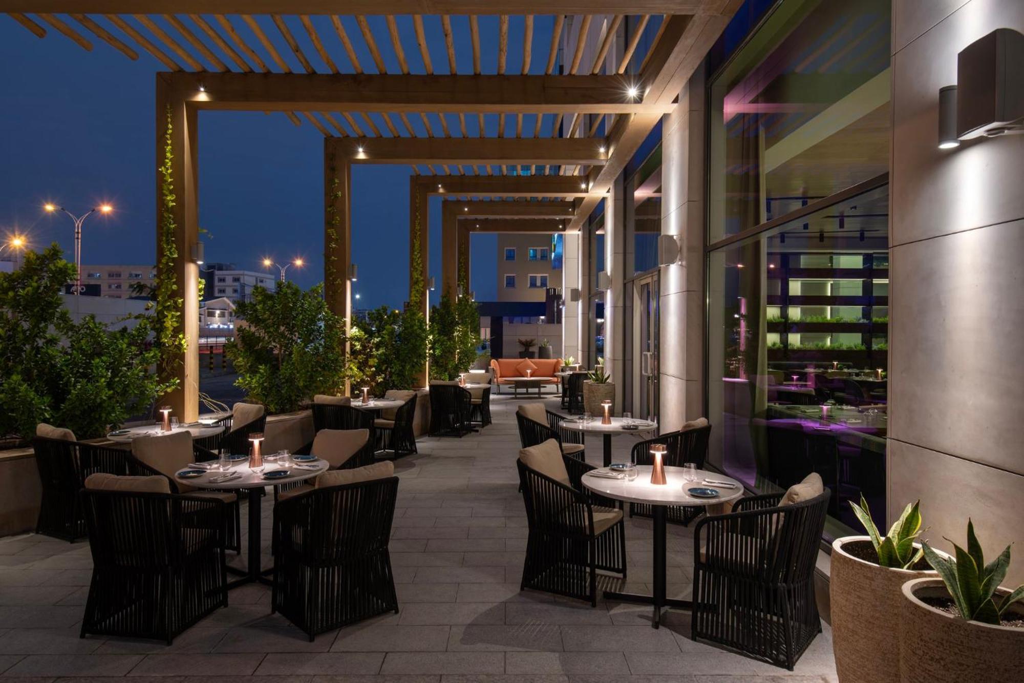 Abesq Doha Hotel And Residences, An Ihg Hotel المظهر الخارجي الصورة The Terrace